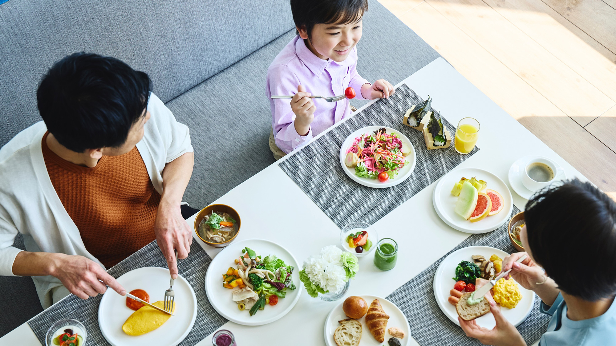 楽しく食事をする家族イメージ